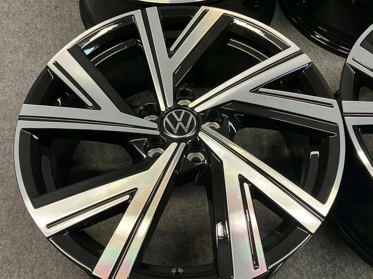 Billede 3 - ALUFÆLGE VW POLO BERGAMO 2G0 17"