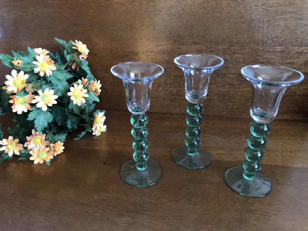 Billede 3 - 3 fine lysestager i grønt glas. -  samlet