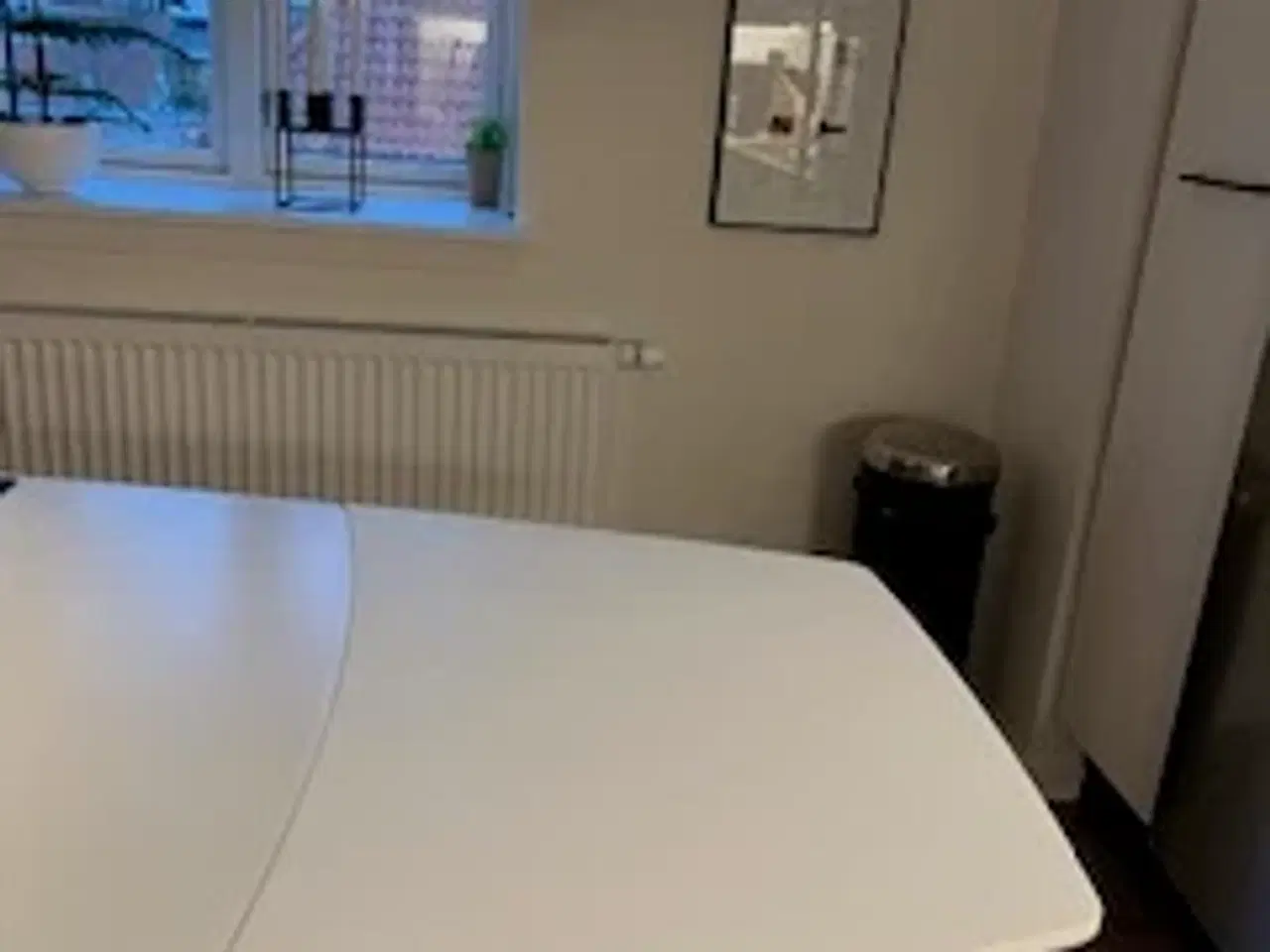 Billede 5 - Elegant spisebord, med hvid Corian bordplade