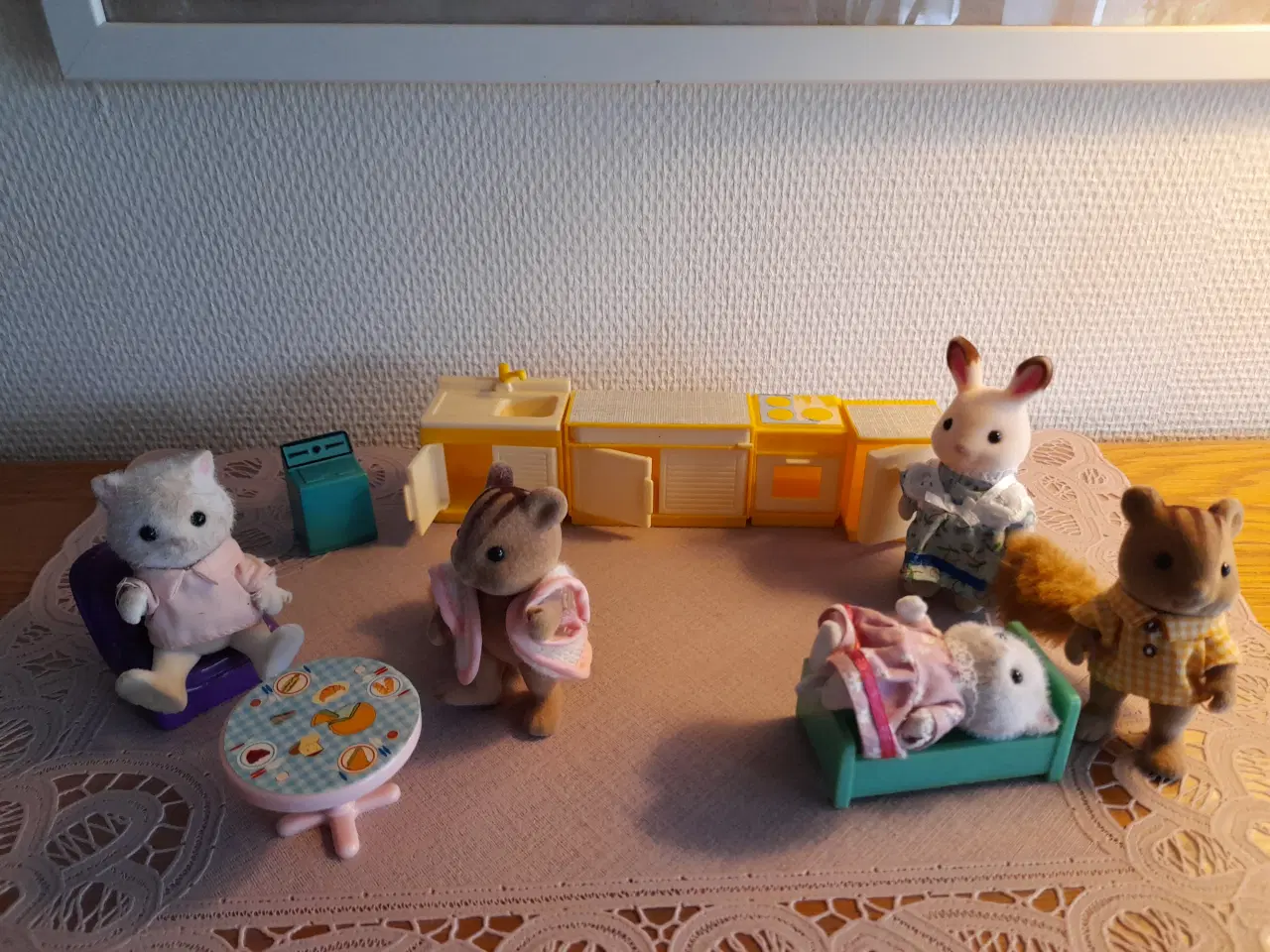 Billede 1 - Sylvanian families 5 figurer inkl møbler.