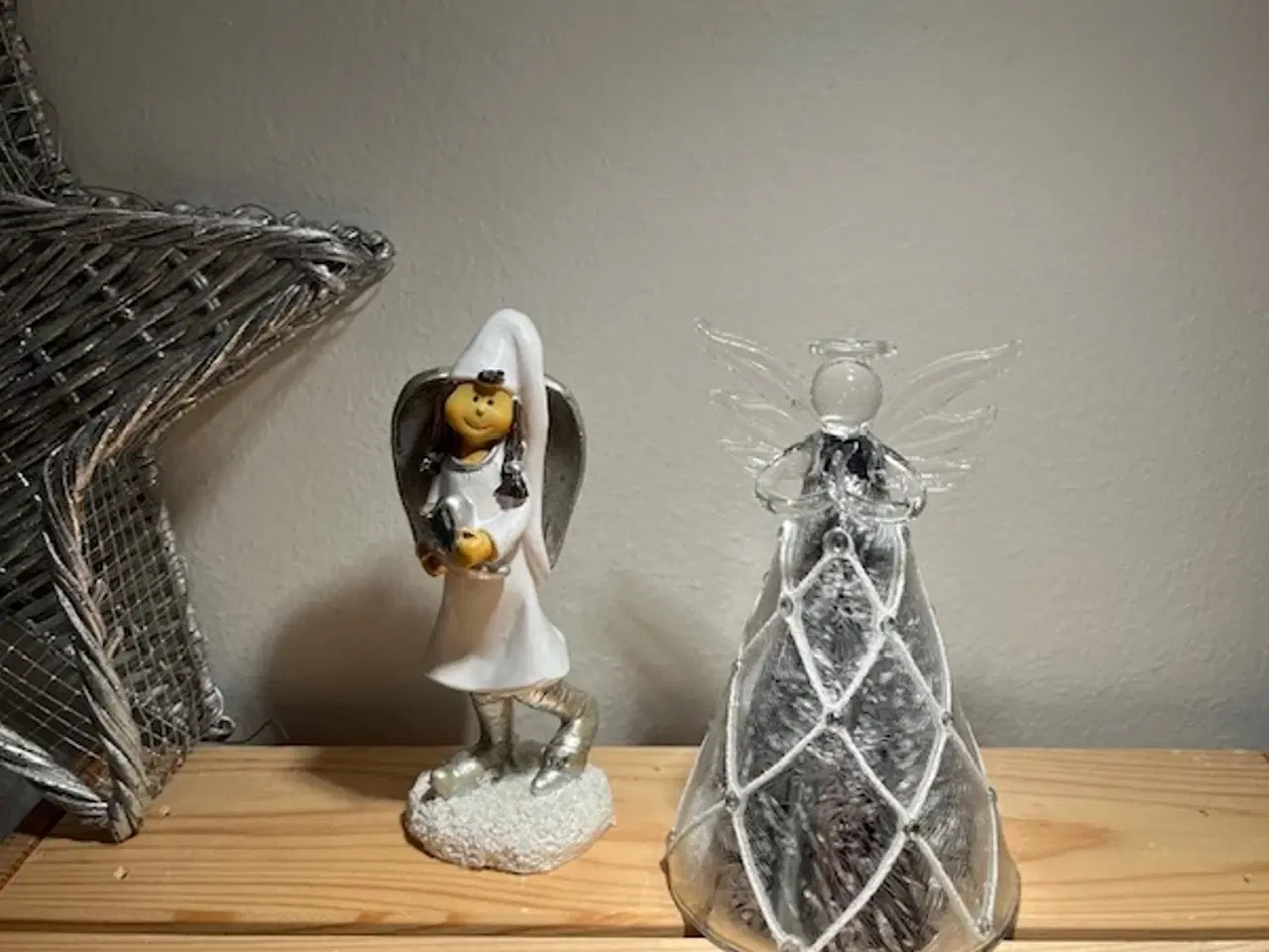 Billede 1 - Smukt dekorationssæt: Sølvstjerne og to fine engle