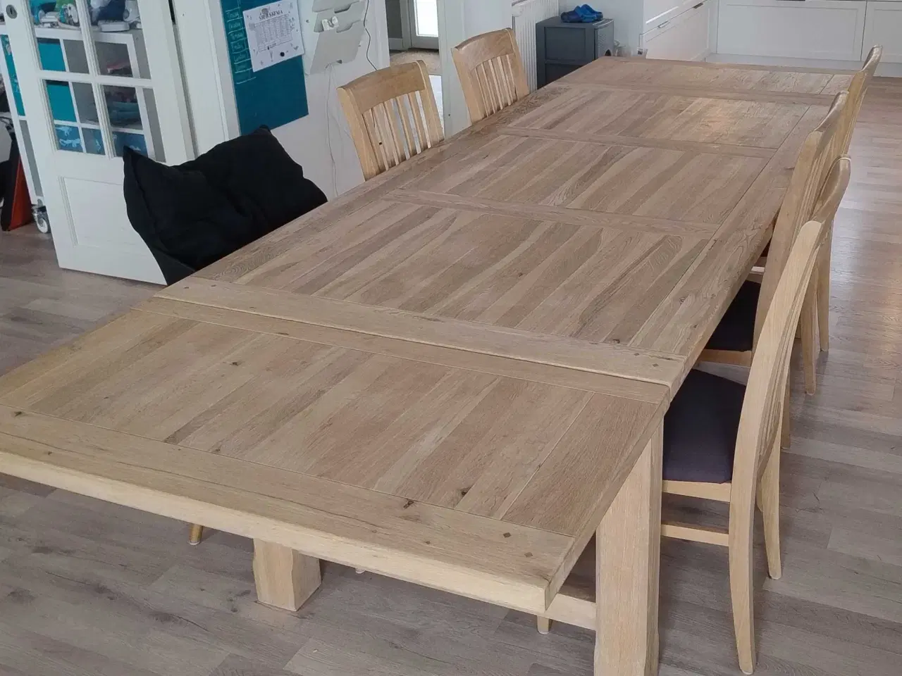 Billede 4 - Stort velholdt spisebord i egetræ 