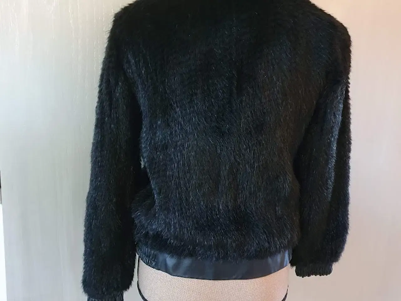 Billede 4 - Jakke i strikket mink med skindbesætning 