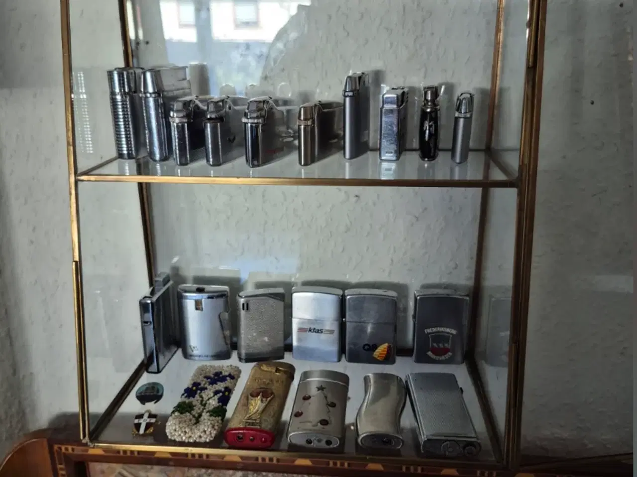 Billede 1 - Samling lightere med vitrine