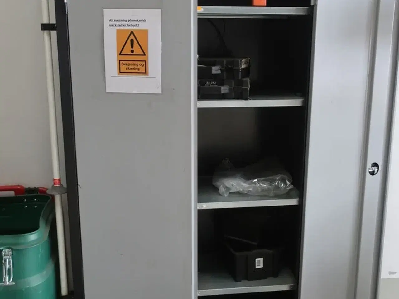 Billede 2 - Kemiskab med indhold