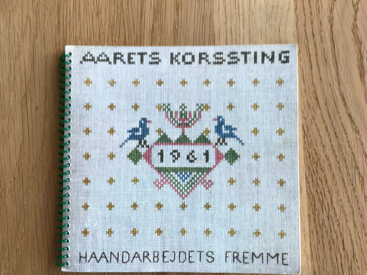 Billede 1 - Aarets Korssting 1961  -  Haandarbejdets Fremme