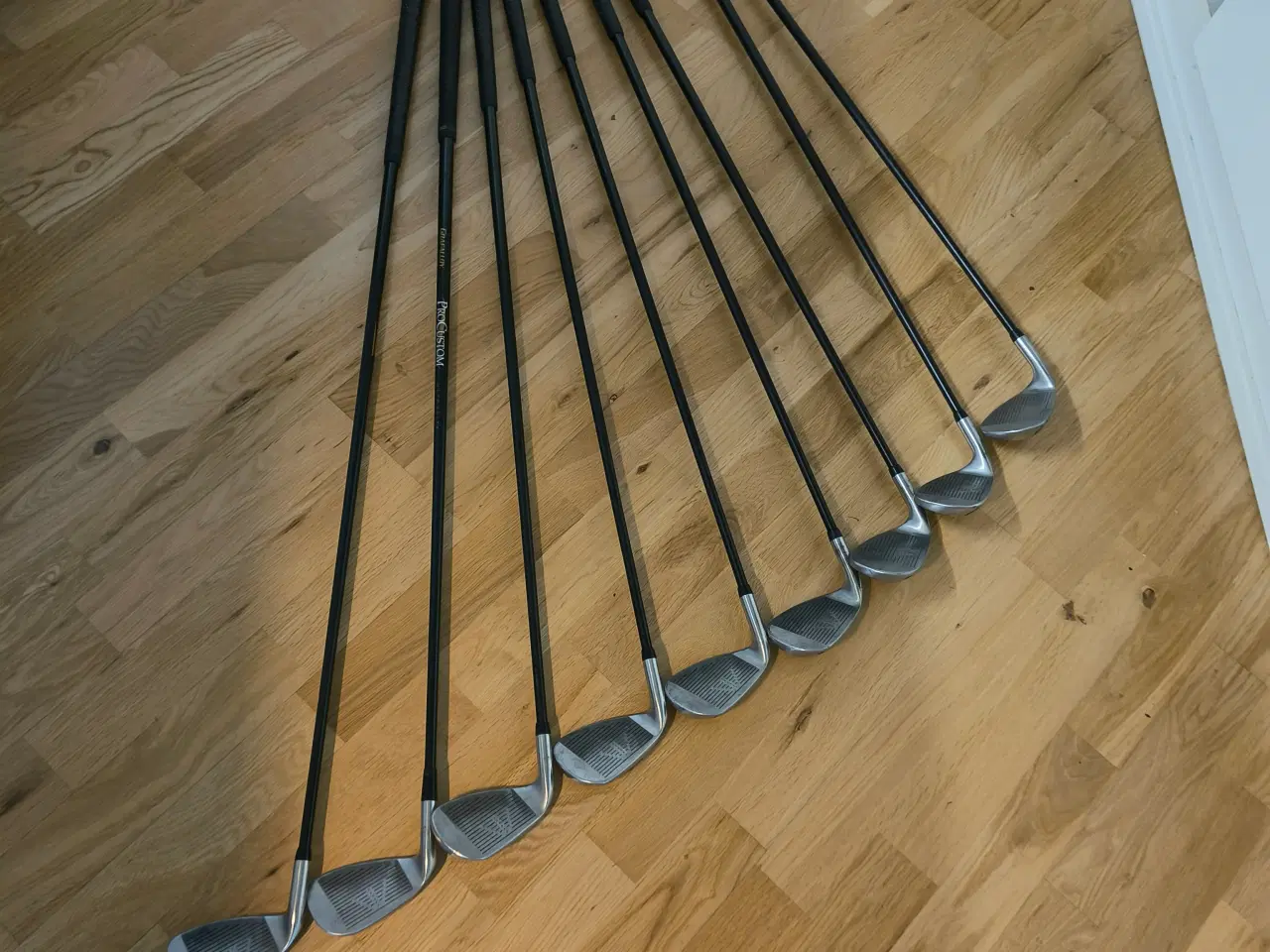 Billede 11 - Komplet golfsæt inkl. vogn og bag – klar til spil