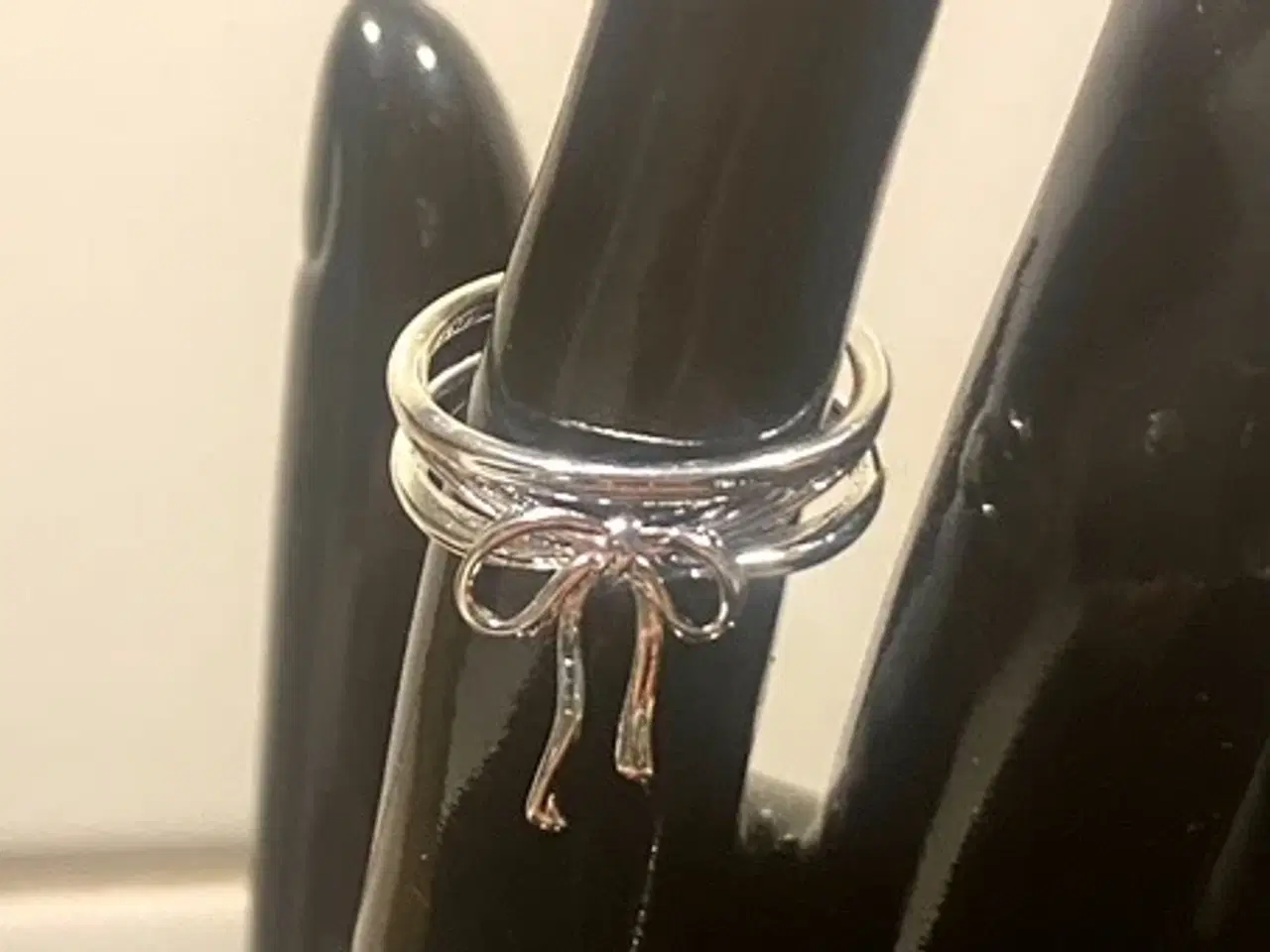 Billede 1 - * Sterlingsølv; Sød fingerring - med sløjfe