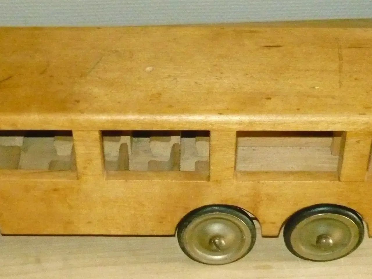 Billede 4 - STOR GAMMEL Træbus