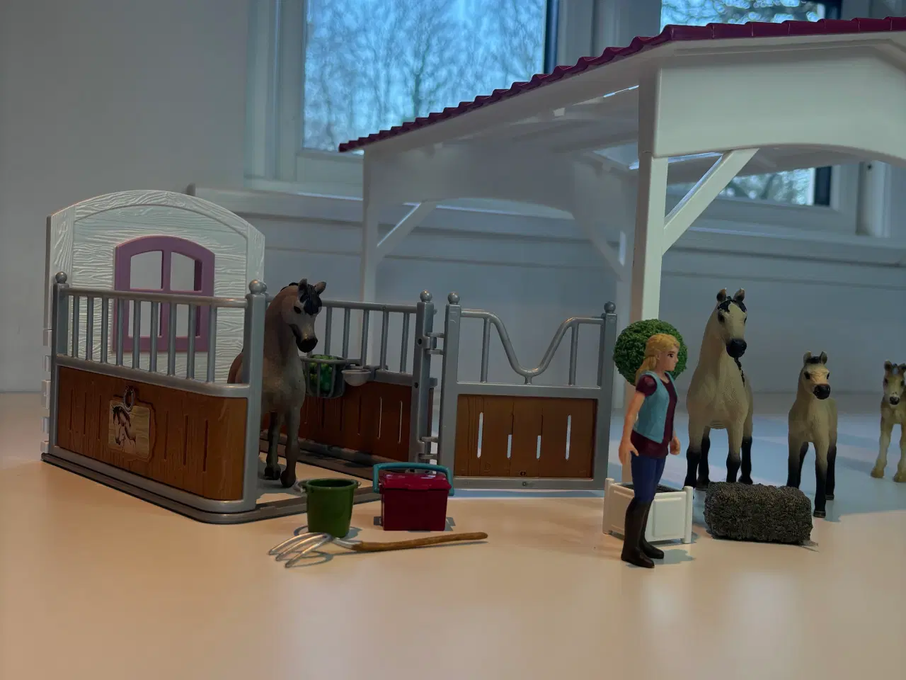 Billede 13 - Schleich stald område med 7 stk  heste