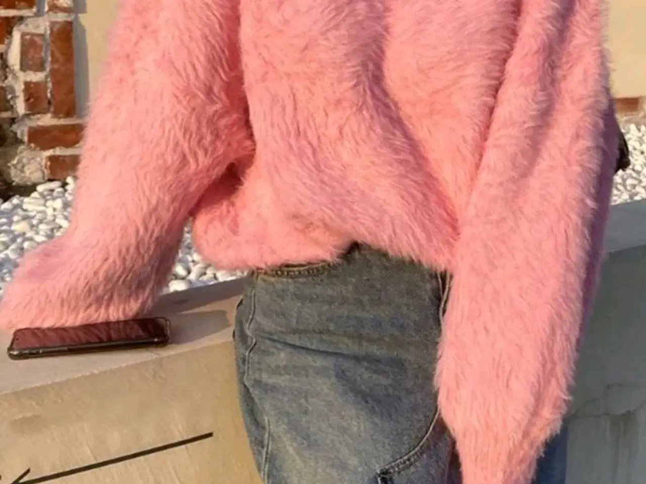 Billede 1 - Fluffy lyserød sweater str.Large