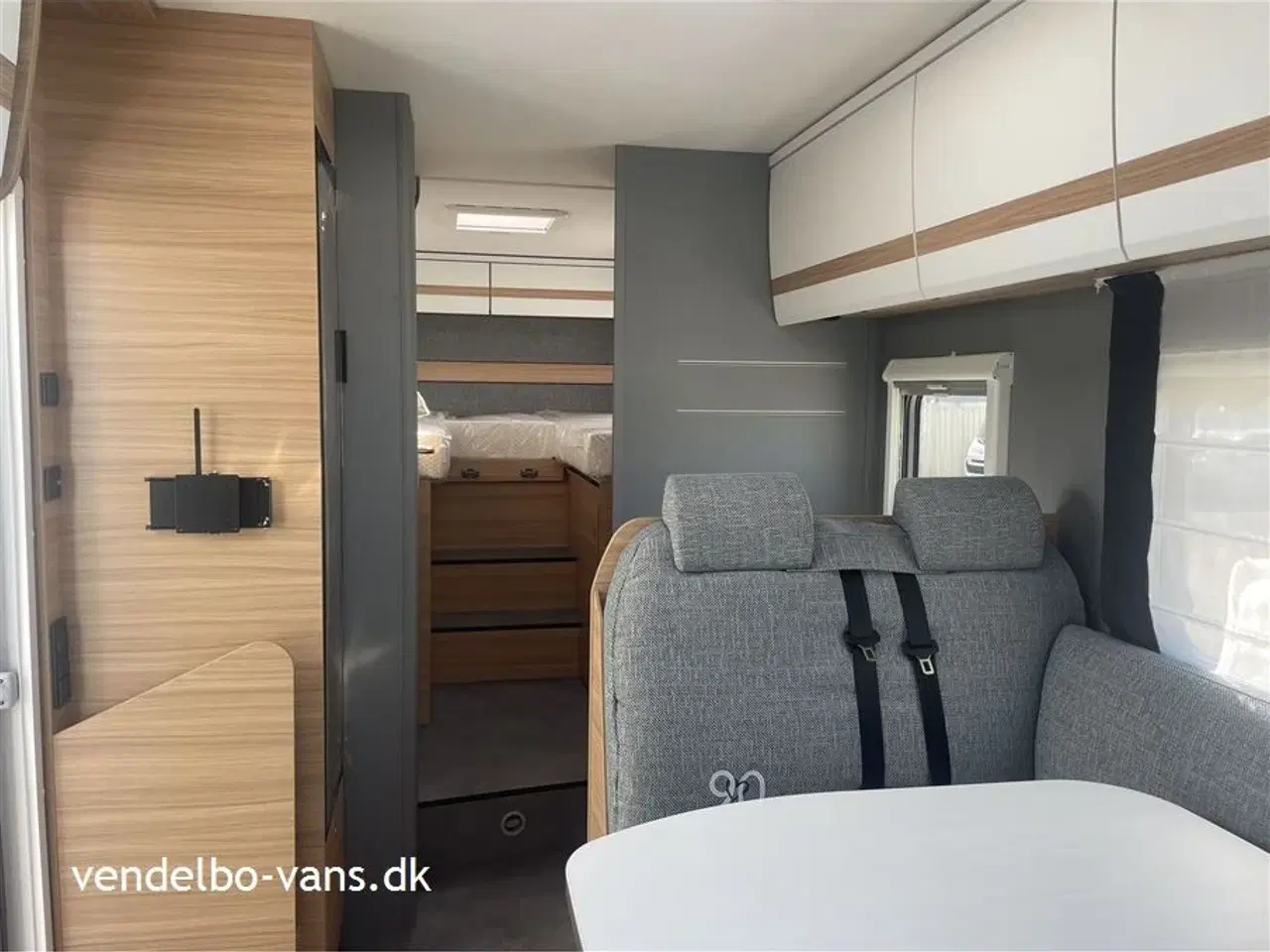 Billede 6 - 2026 - Dethleffs Just T 7052 EB - 90 Year   Enkeltsenge med 150 mm tyk 7-zoners madrasser i klimaregulerende materiale og gode liggemål på hele 215 cm