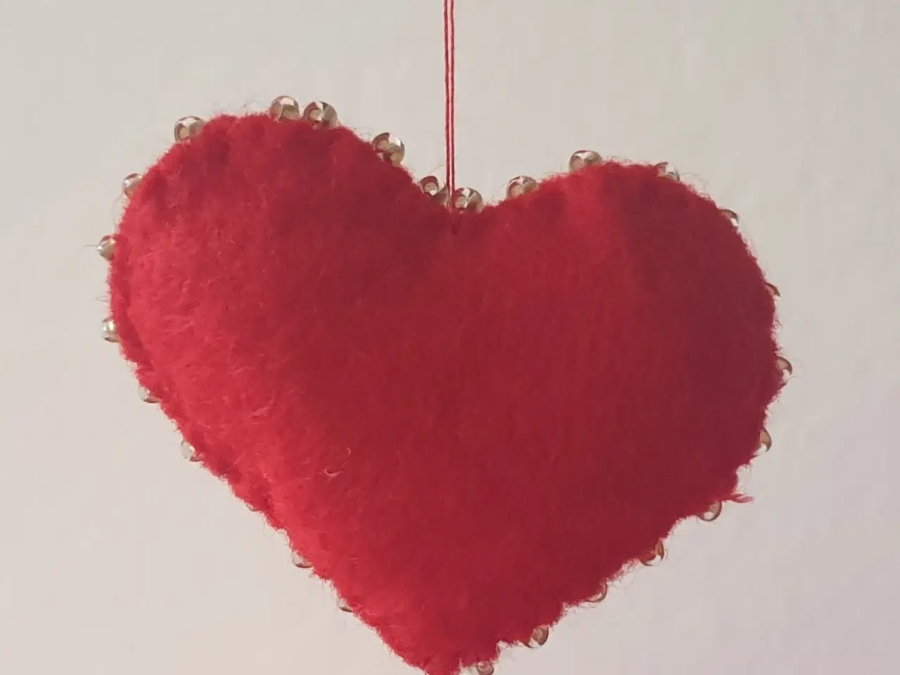 Billede 6 - Røde hjerter og kugler. Antikt pynt.