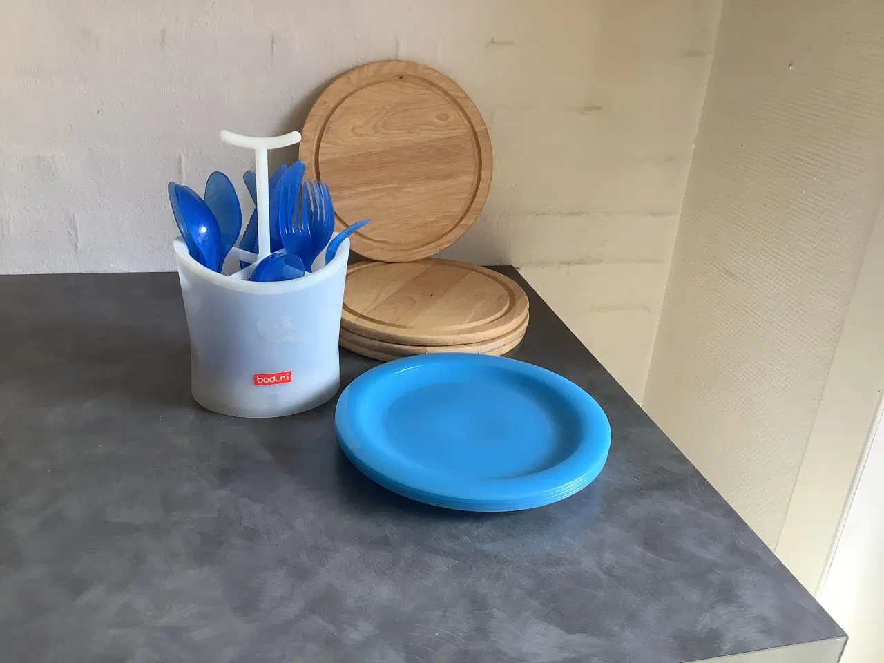 Billede 2 - Bodum bestik til 4 personer, og 4 tallerkener 