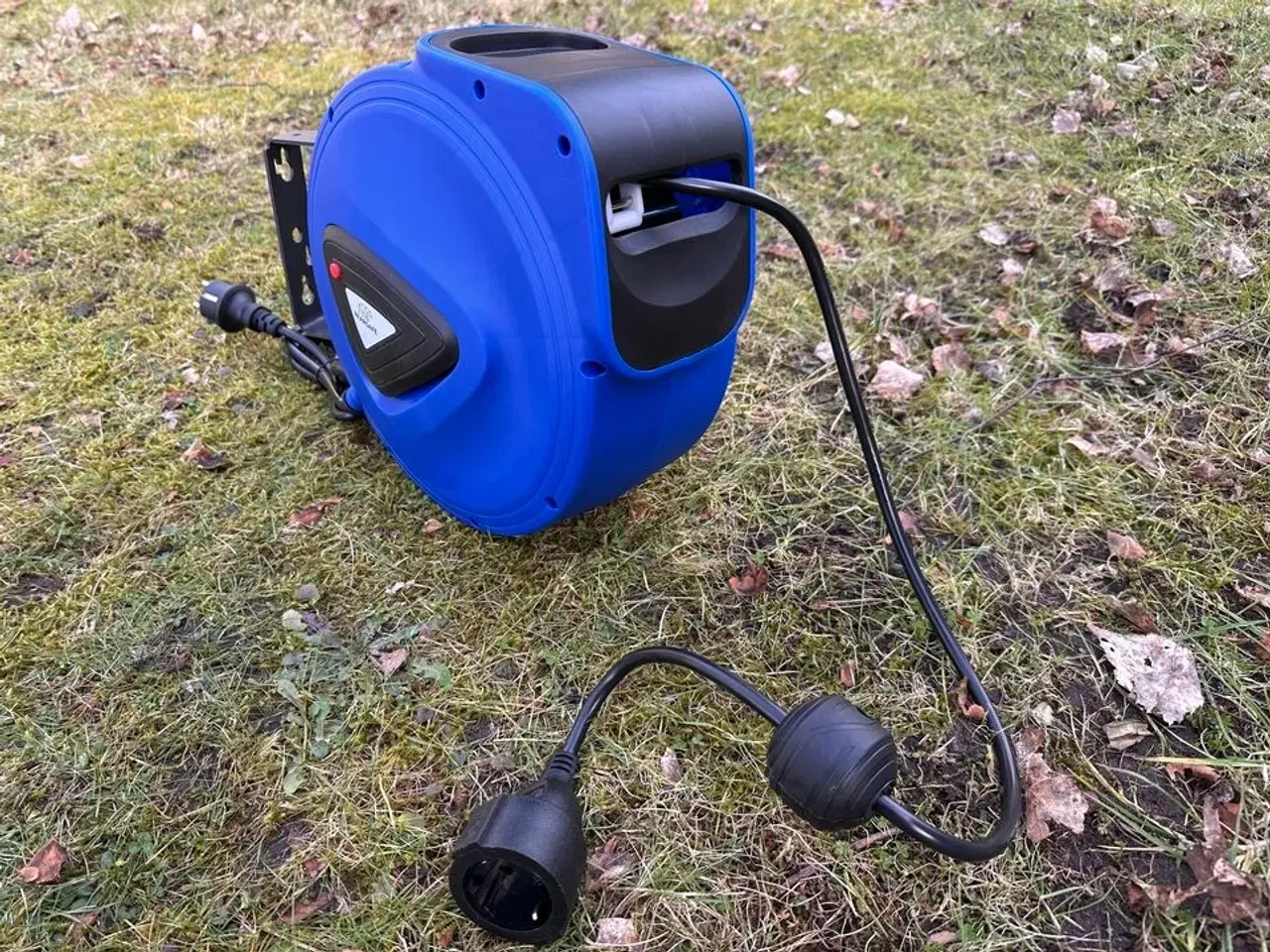 Billede 3 - Automatisk kabelopruller med 20m kabel og vægbeslag.