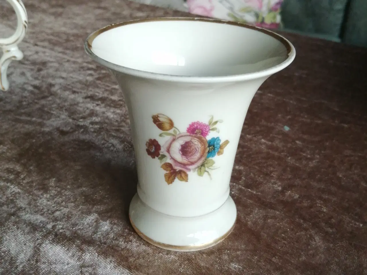 Billede 2 - Rosenborg porcelæn (vase, flødekande, askebæger) 