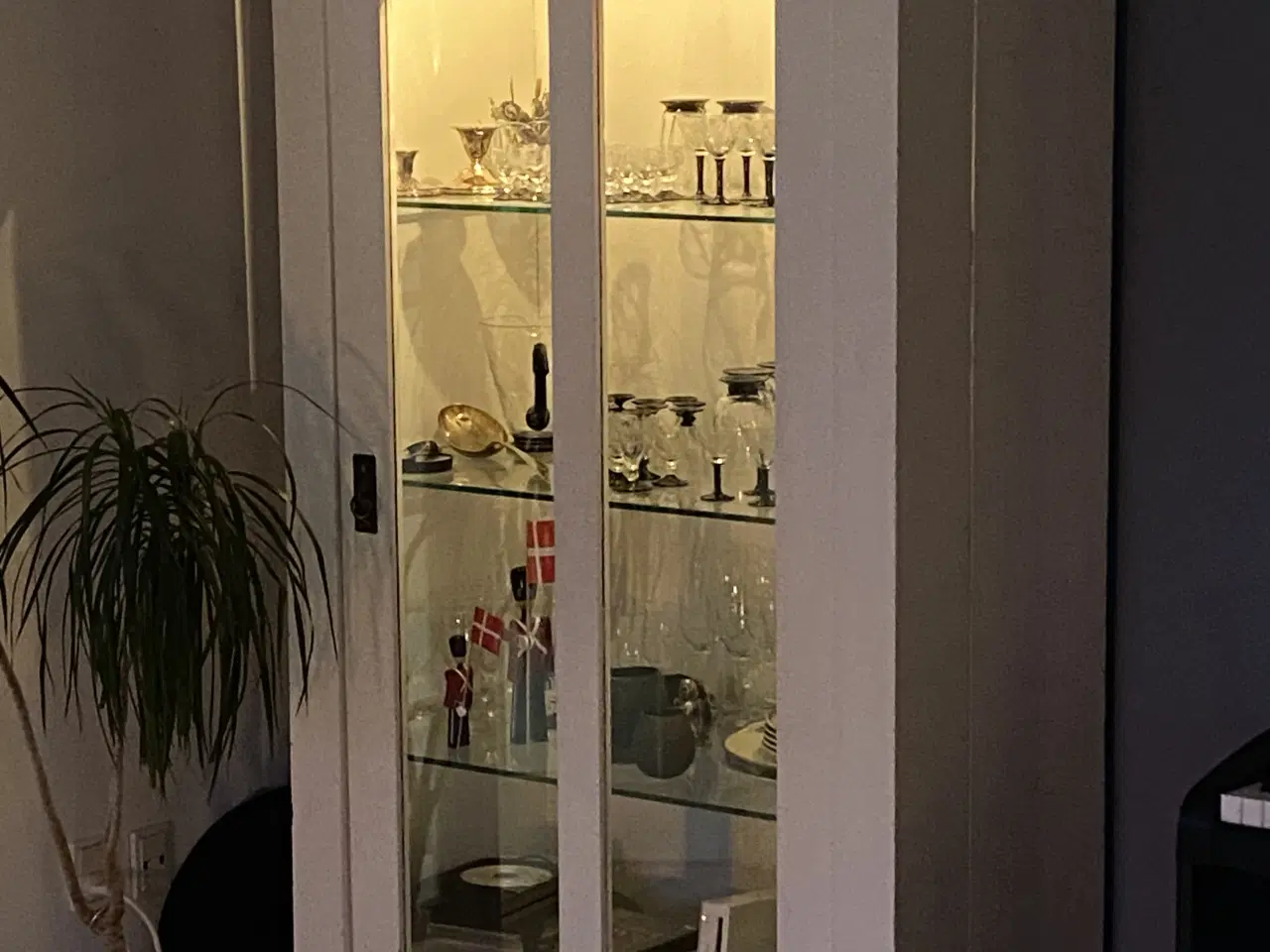 Billede 1 - Vitrineskab med glas hylder og lys