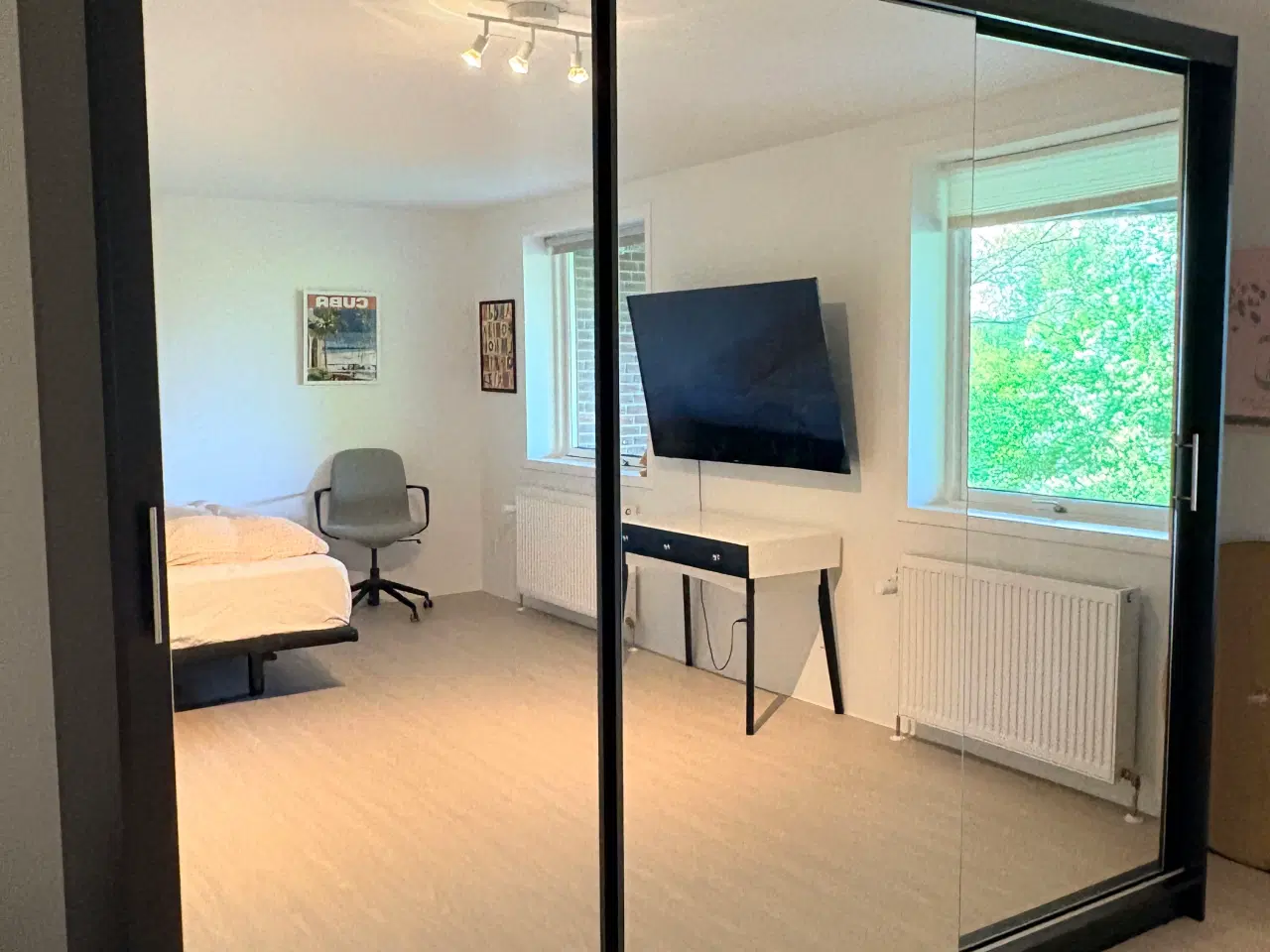 Billede 1 - Sia Garderobe med Spejl 250x215 cm