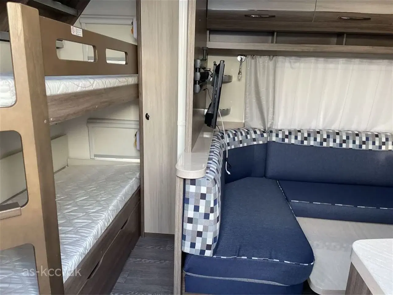 Billede 2 - 2017 - Hobby De Luxe 560 KMFe   Hobby De Luxe 560 KMFE årg. 2017 incl. 6 sovepladser, 6 siddepladser, Nyt Isabella Commodore Dawn 2024, mover, Eclipse12v tv, Sun Blue med stænger