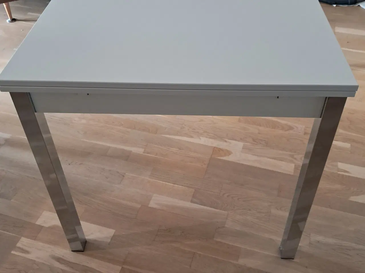 Billede 1 - Hvidt spisebord med metalben 