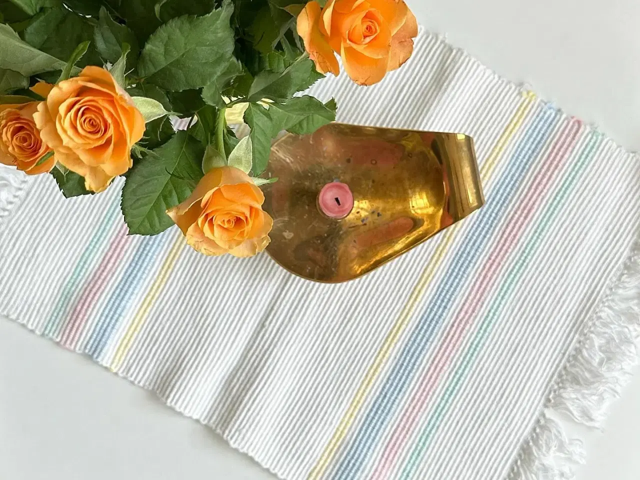 Billede 2 - Dækkeserviet, hvid m pasteller og frynser