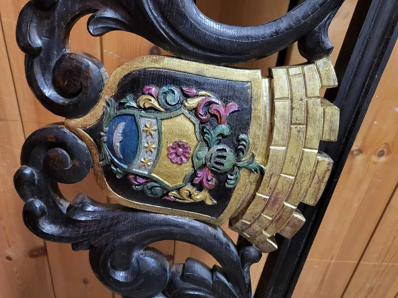 Billede 12 - Udskåren træværk med våbenskjold 