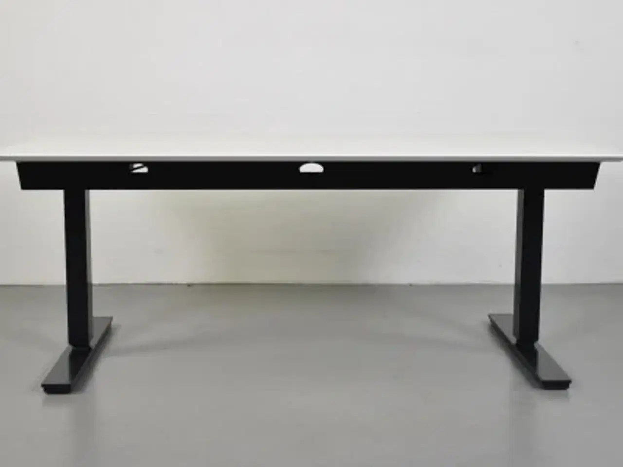 Billede 7 - Hæve-/sænkebord med hvid plade, med mavebue og penneskuffe