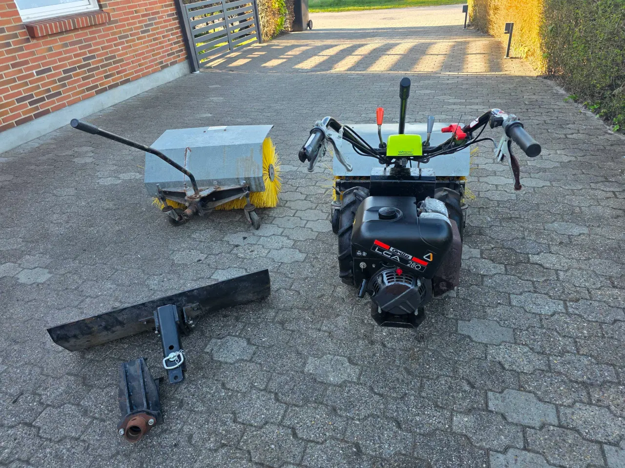 Billede 2 - Grillo Redskabsbærer / Fejemaskine