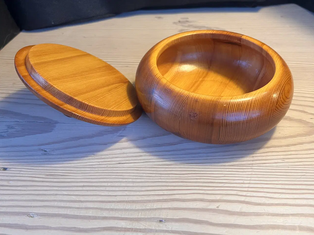 Billede 4 - Charmerende lågkrukke i lakeret træ 