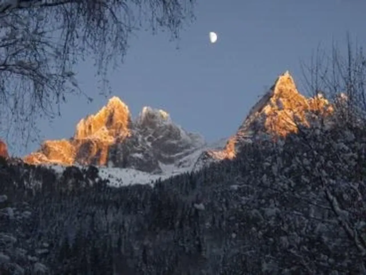 Billede 1 - Nyrenoveret lejlighed i gammelt hus midt i byen og med udsigt til Mont Blanc. 3 soveværelser og 2 sovepladser i stuen. Verdens mest berømte skiområde specielt til den gode løber. Klatring, Mont Blanc og vandring om sommeren. Have til grill og hygge.