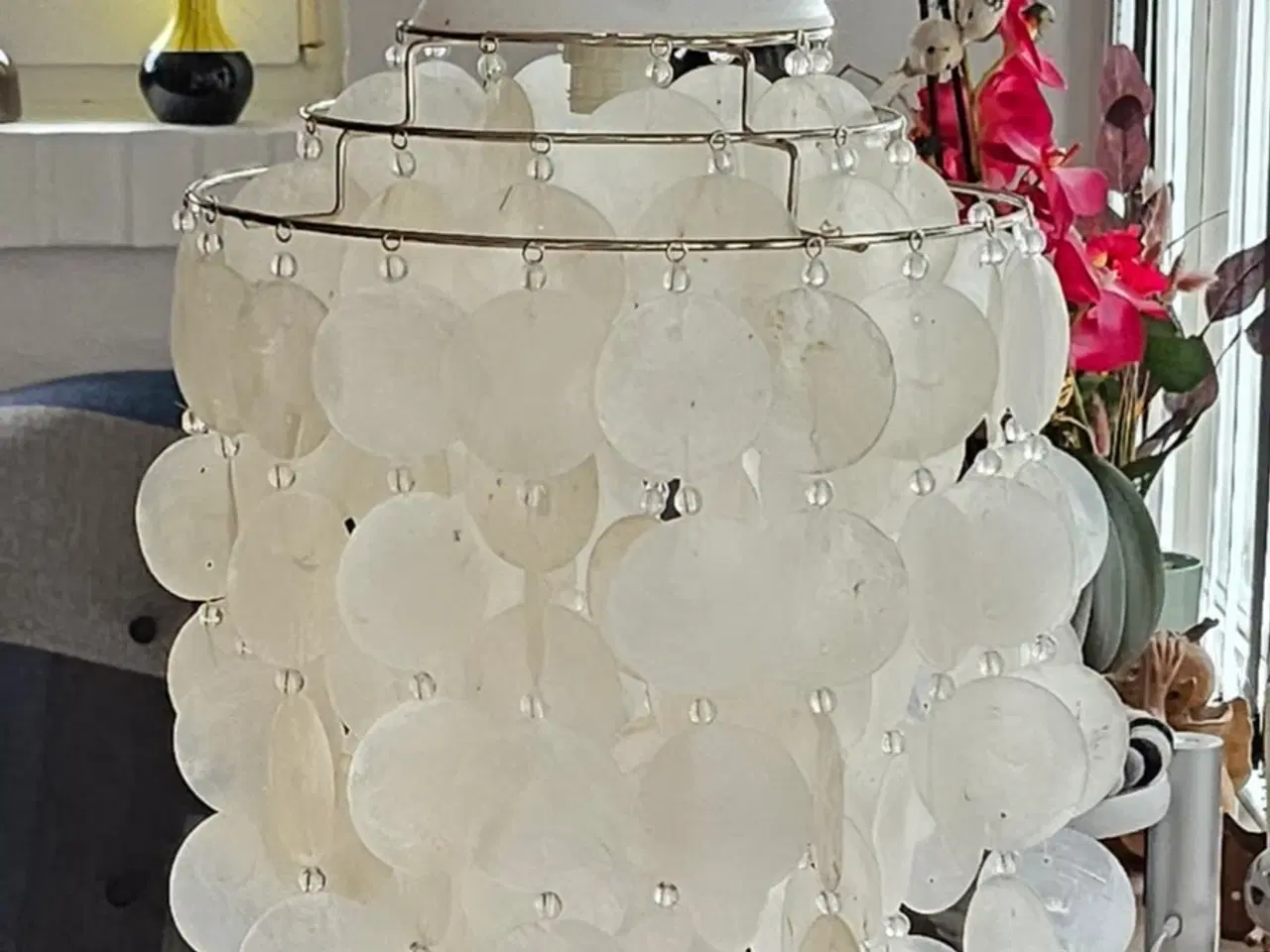 Billede 1 - MUSLINGELAMPE, 1960/70'erne, flot med lyse perler.