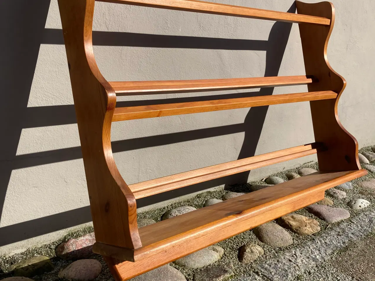 Billede 3 - Vintage 1970’er tallerkenrække i fyrretræ