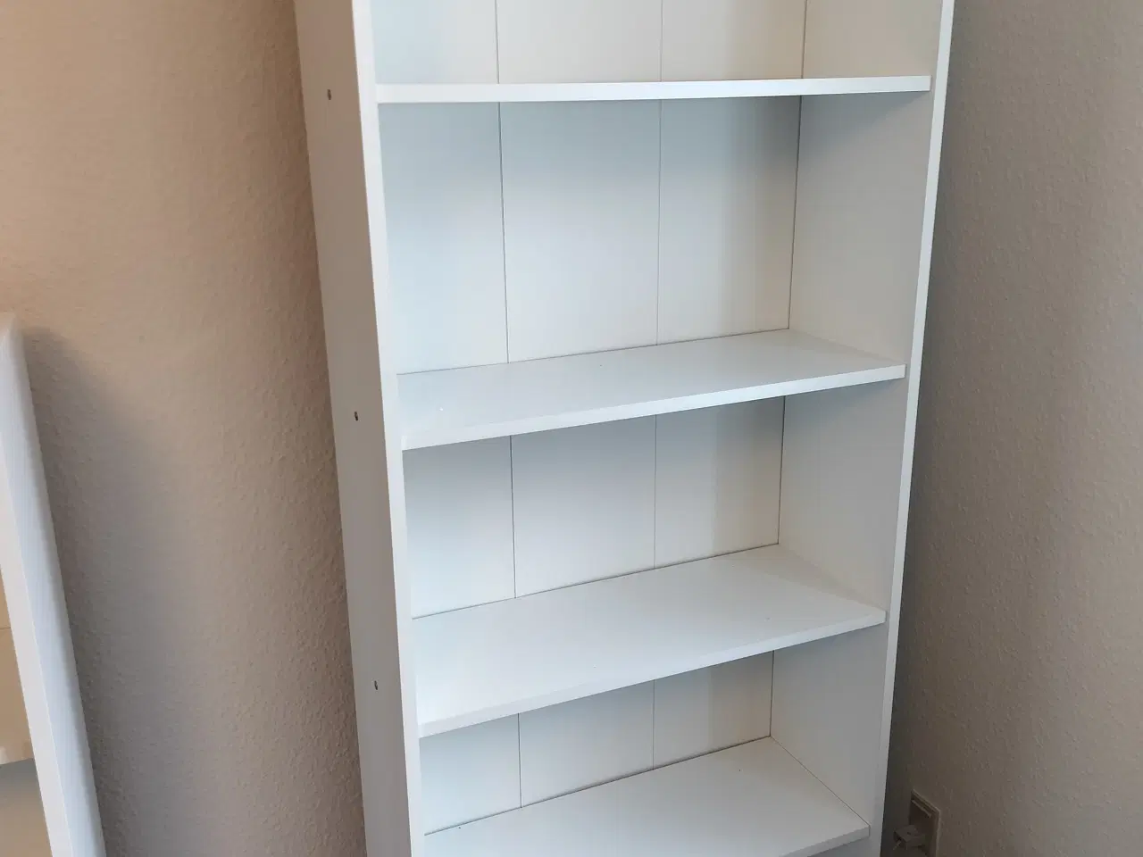 Billede 1 - Hvid reol fra Jysk