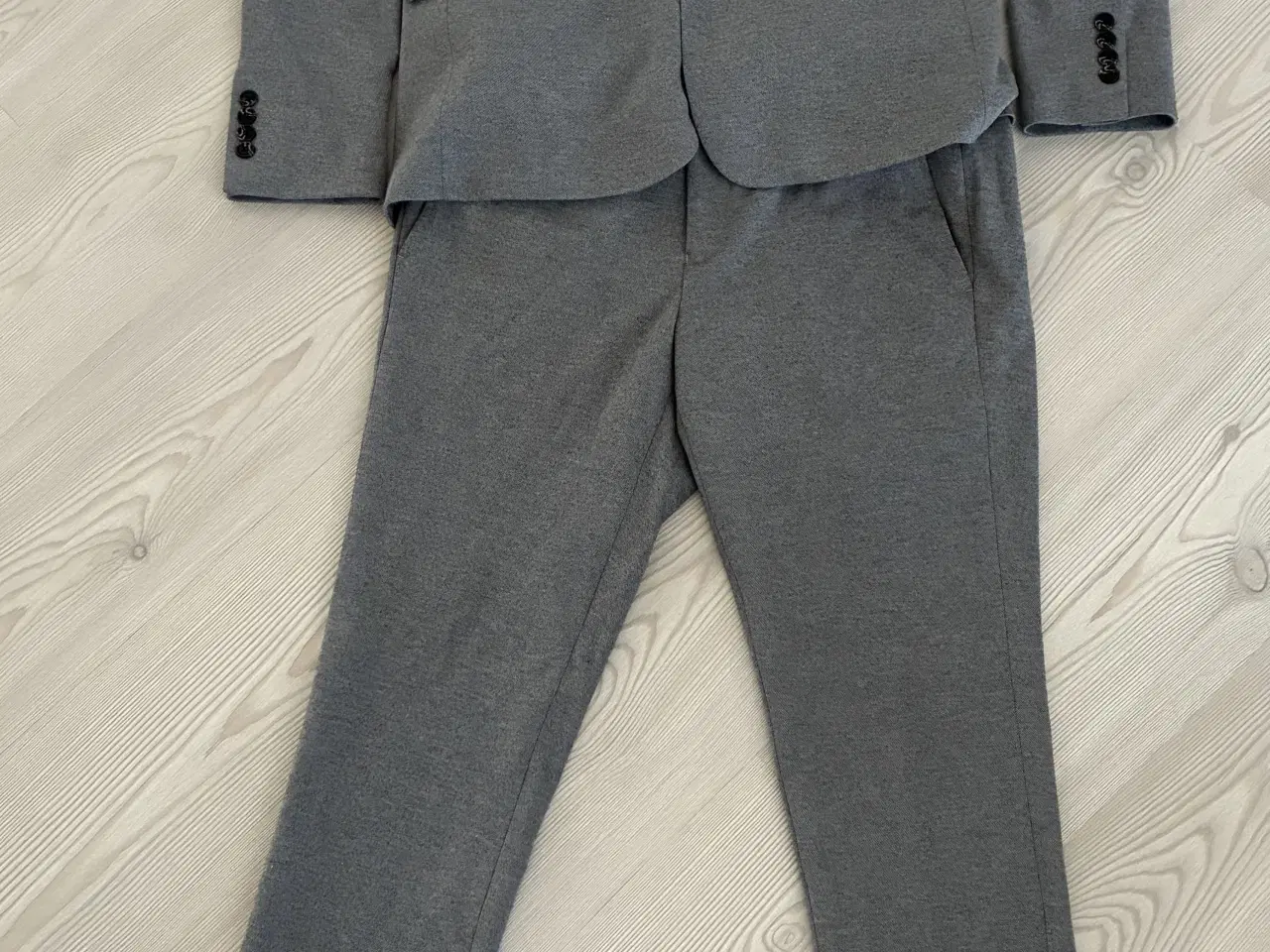 Billede 1 - Jakkesæt til dreng