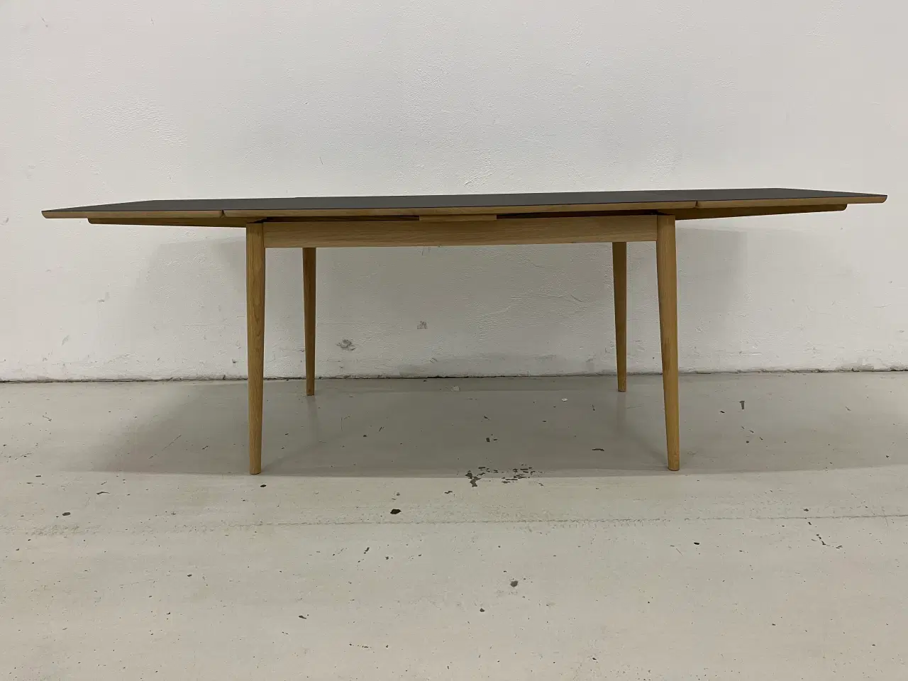 Billede 8 - Curve spisebord fra Pbj design sort linoleum og Eg