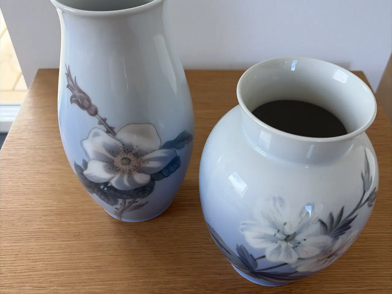 Billede 4 - To fine Bing & Grøndahl vaser i porcelæn med maled