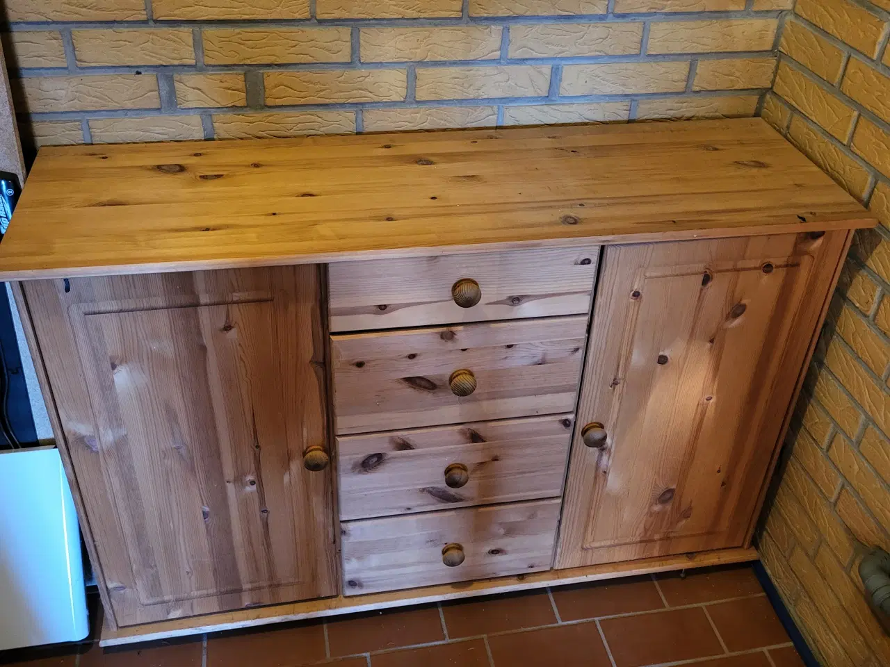 Billede 1 - Lille skænk i fyrretræ