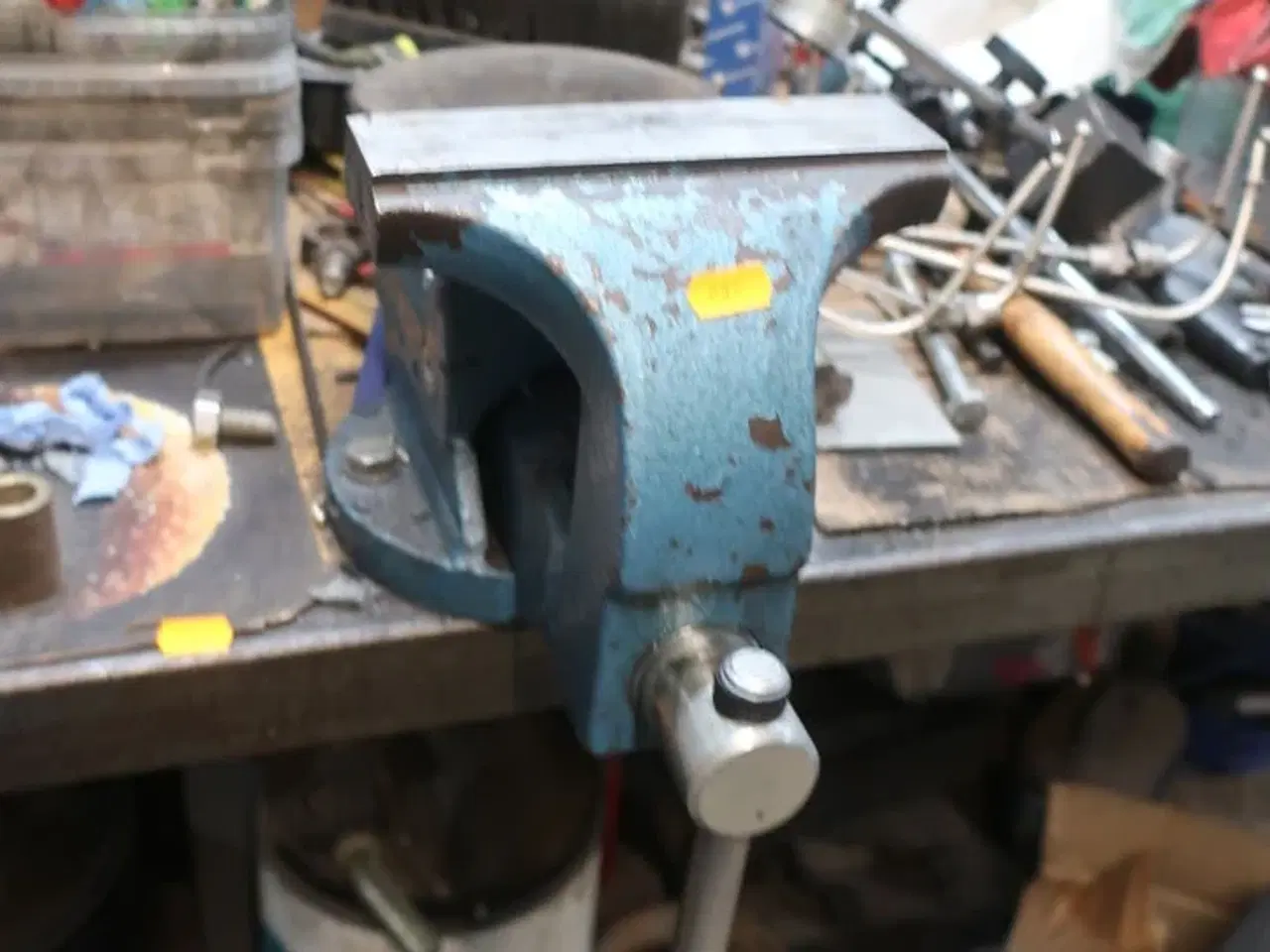 Billede 16 - Arbejdsbord med skruestik, værktøjstavle med div. Værktøj m.m.