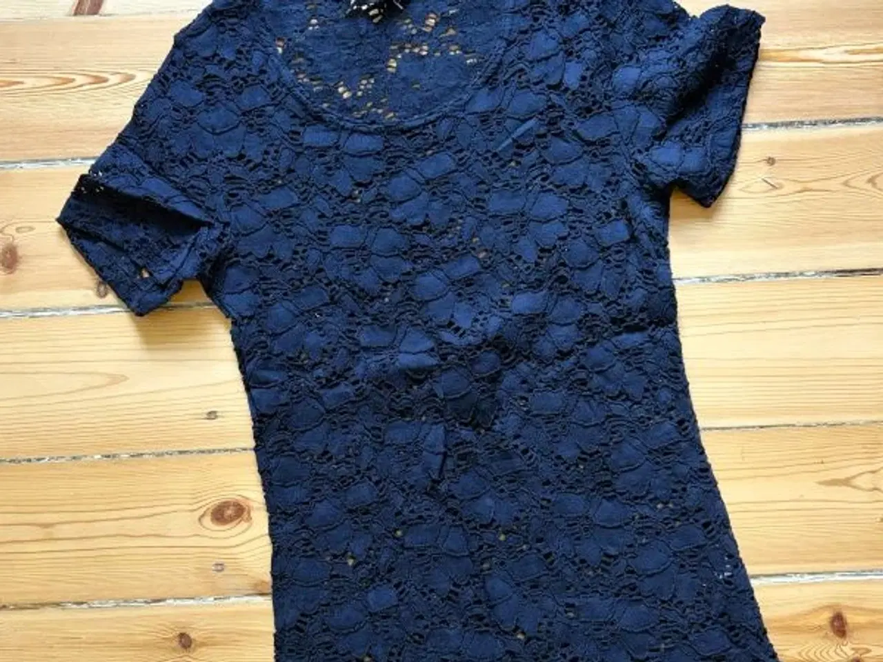 Billede 3 - Sort blonde t-shirt med prismærke. Str. S