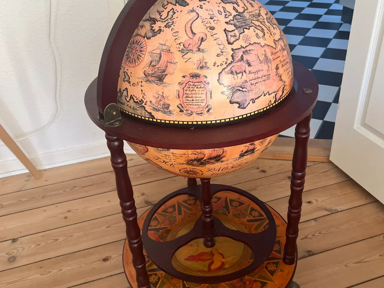 Billede 1 - Globus barskab