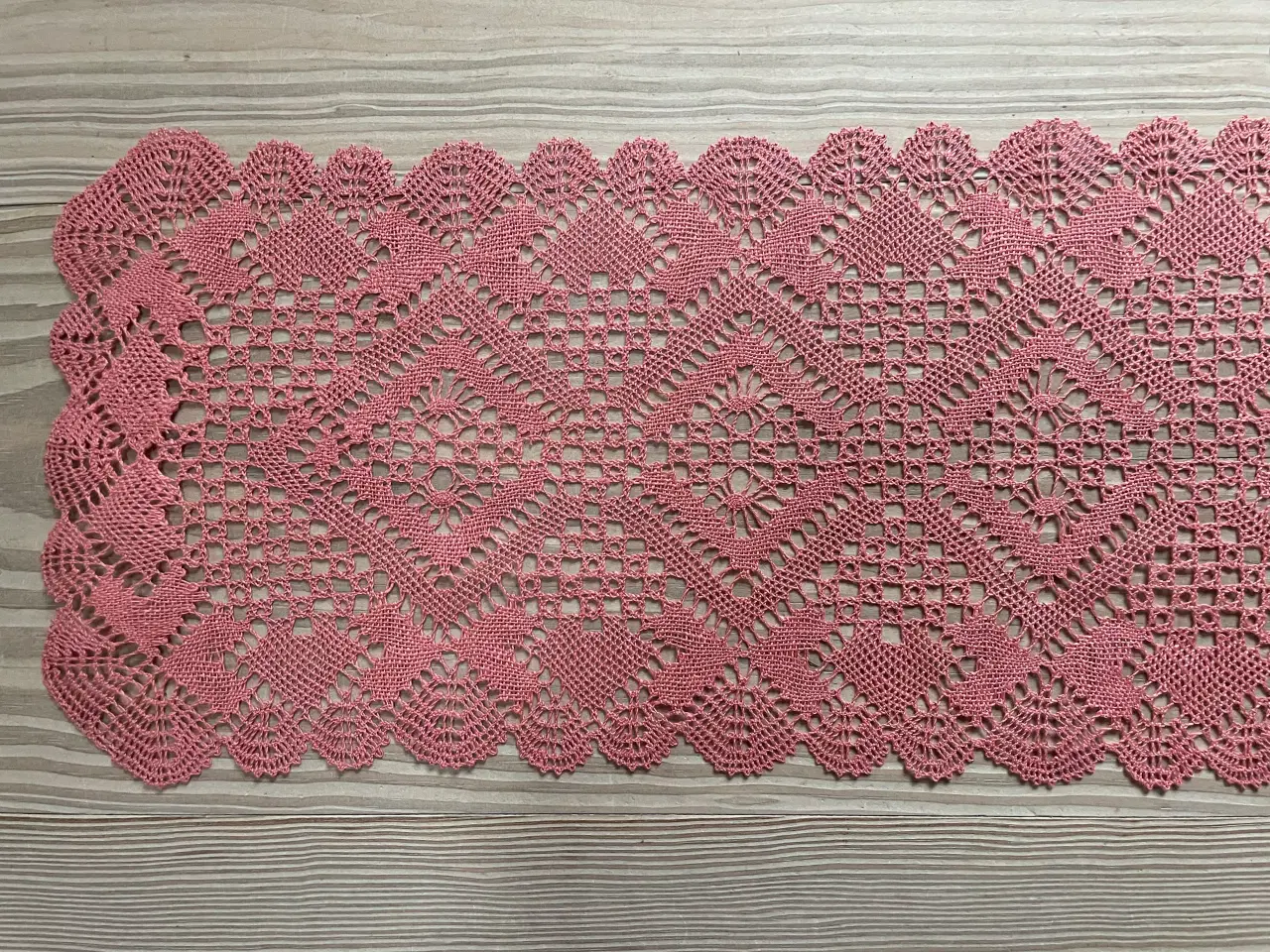 Billede 1 - Kniplet Bordløber eller Festremse. 