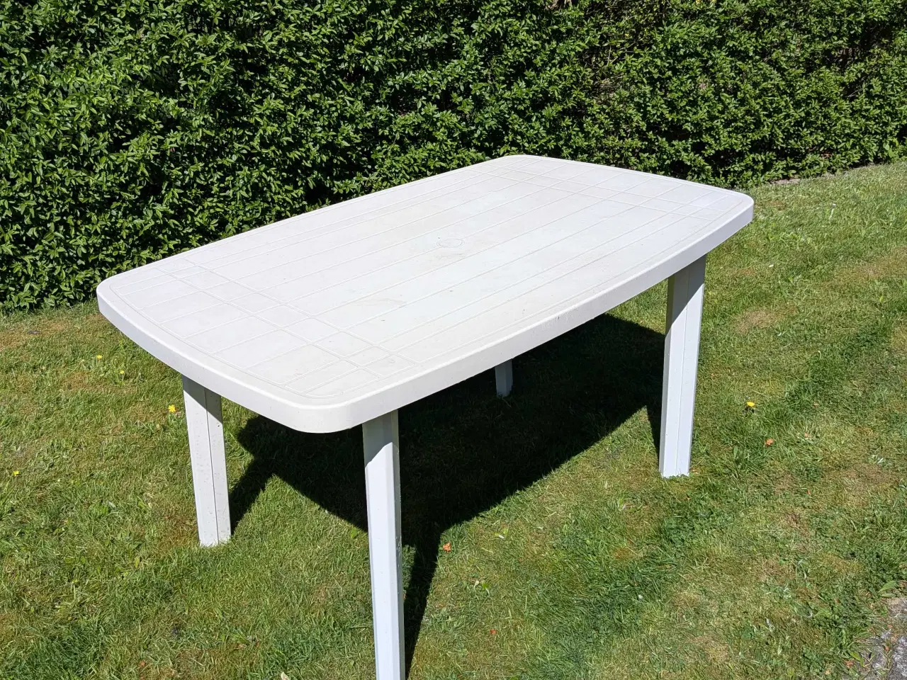 Billede 1 - Havebord i hvid plast 