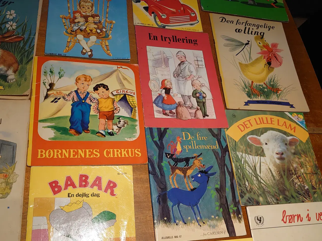 Billede 4 - 47 stk børnehæfter. 14 stk er Ællebælle hæfter.