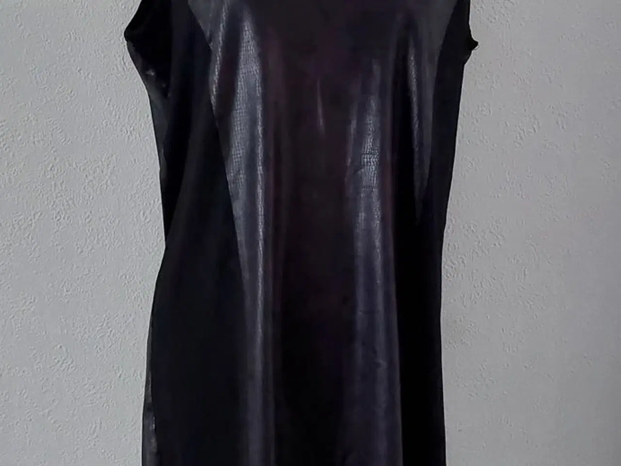 Billede 1 - Ny sort sommer kjole, Str. 42/44