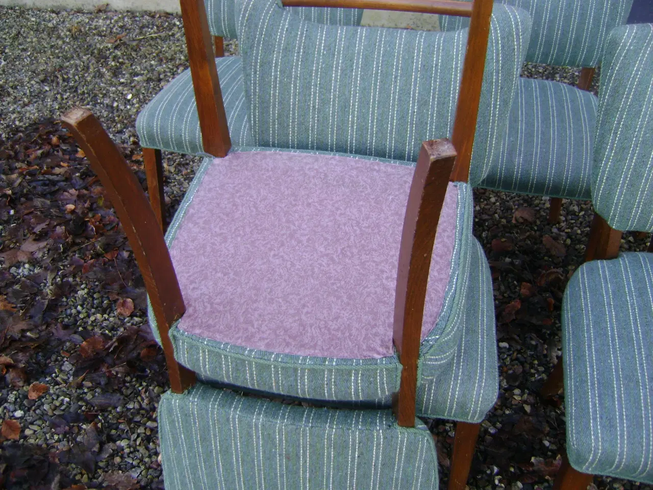 Billede 6 - Armstol plus 6 stk alm stole med gråstribet stof v