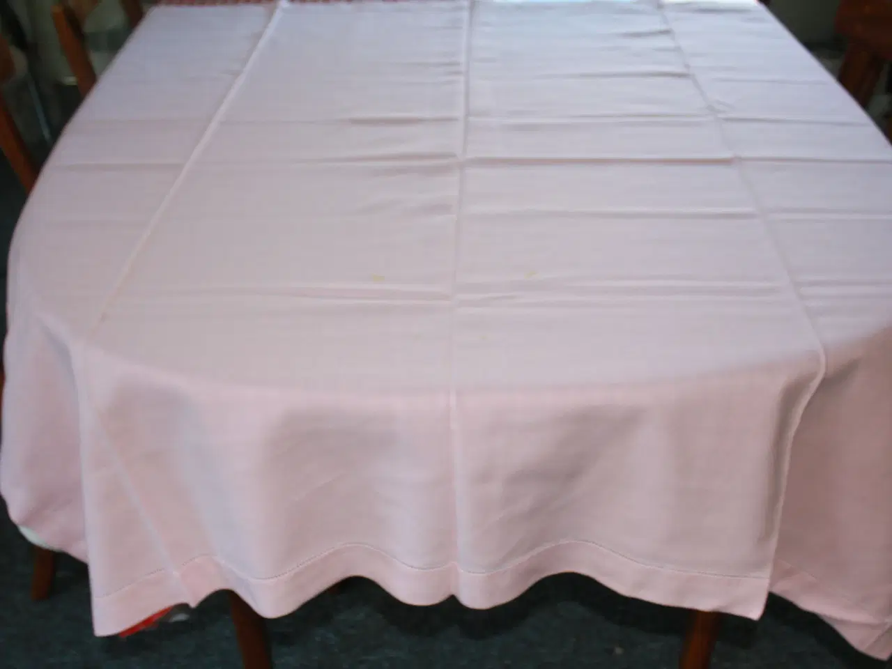 Billede 1 - lyserød dug 130 x 130 cm