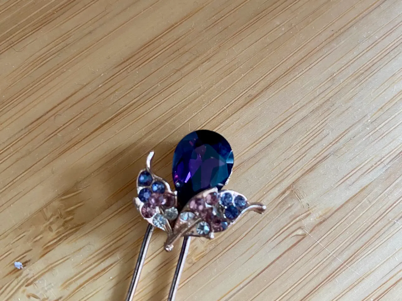 Billede 3 - Hårnål med lilla sten