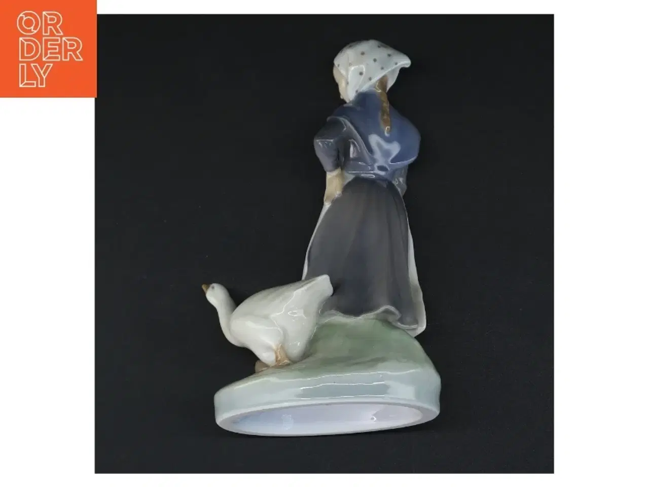 Billede 4 - Porcelænsfigur af kvinde med gås, 528 fra Royal Copenhagen (str. 19 x 12 x 8 cm)