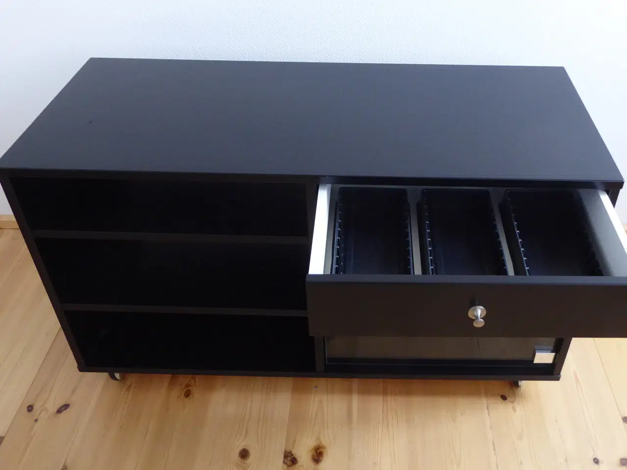 Billede 4 - Lækker sort stereo-bænk.