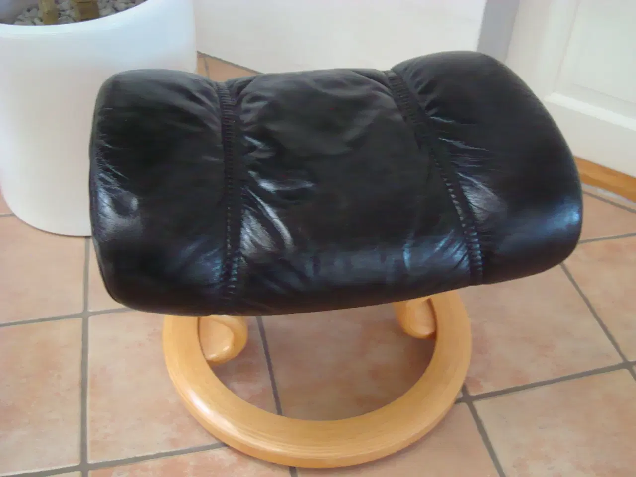 Billede 1 - Stressless fodskammel i lys bøg og med sort læder.